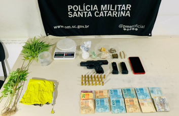 Notícia - Com arma, drogas e mais de R$ 6 mil dentro de casa, homem é preso no Balneário Arroio do Silva