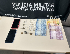 Notícia - Com crack e maconha, jovens são presos por tráfico de drogas em Criciúma