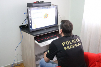 Notícia - Em operação da Polícia Federal, homem é preso em Criciúma com arquivos de pornografia infantojuvenil