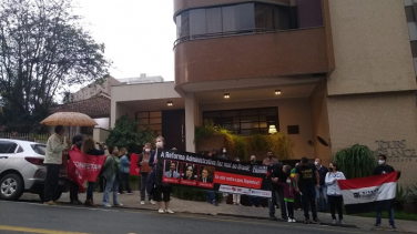 Notícia - Servidores de Criciúma protestam em frente à casa de deputados