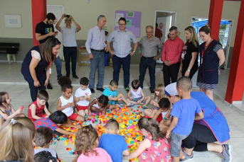 Notícia - Crianças do CEI Lapagesse recebem doação do projeto Brinquedo Educativo