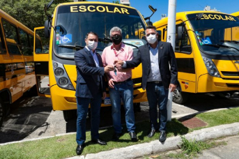 Notícia - Estado entrega 28 ônibus do transporte escolar