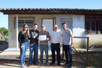 Notícia - Agricultor de Morro da Fumaça recebe selo para poder comercializar mel