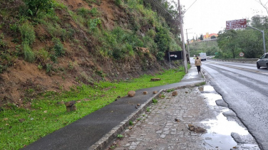 Notícia - Deslizamentos em paredão rochoso com 300 metros de extensão coloca Defesa Civil em alerta (VÍDEO)