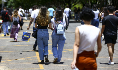 Notícia - Enem: estudantes podem pedir isenção de taxa a partir desta segunda