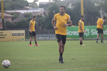 Notícia - Eder: Exame aponta estiramento na coxa; atleta ainda é dúvida para quarta-feira