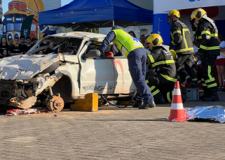 Notícia - Bombeiros participam de simulação de acidente de trânsito no Parque das Nações