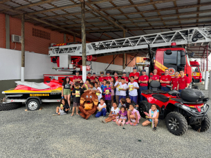 Notícia - Dia de alegria: Bombeiros de Criciúma recebem visita de crianças