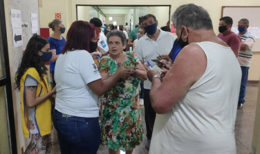 Notícia - Sem máscara, eleitora é impedida de entrar na seção em Cascavel