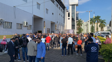 Notícia - Multidão em busca de ingressos se forma no Estádio Heriberto Hülse 