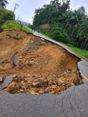 Notícia - Deslizamento de terra destrói estrada em Orleans (VÍDEO)