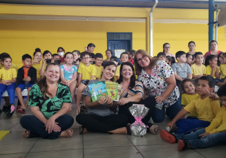 Notícia - Escritora de livros infantis visita escolas em Jacinto Machado