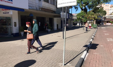 Notícia - Lojas fechadas e pedestres com máscaras: o Centro de Criciúma nesta quarta-feira