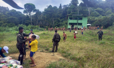 Notícia - Governo distribui quatro toneladas de alimentos para comunidades yanomami