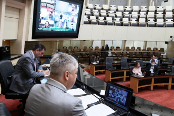 Notícia - Moacir Pereira e a leitura do relatório do segundo pedido de impeachment