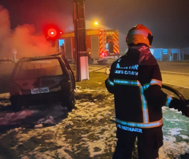 Notícia - Motorista colide contra poste e carro pega fogo 