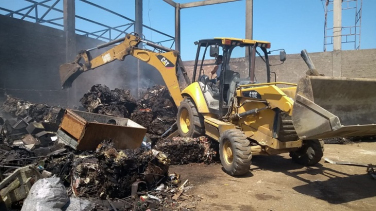 Notícia - Ferro velho pega fogo em Capivari de Baixo