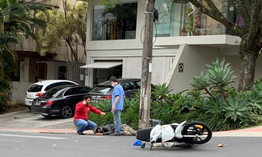 Notícia - Motoqueiro é arremessado mais de 5 metros após acidente em Criciúma  