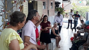 Notícia - ONG Movidos Pelo Amor Realiza entrega de presentes na Casa de Repouso Cantinho do idoso