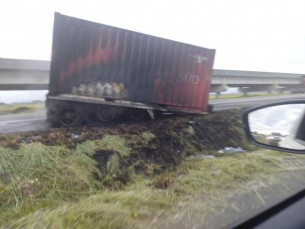 Notícia - Caminhão pega fogo na BR