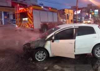 Notícia - Veículo pega fogo próximo a um posto de combustível em Araranguá