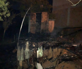 Notícia - Armazém: casa de madeira fica destruída após incêndio