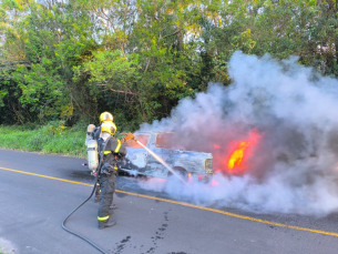 Notícia - Carro pega fogo em Criciúma