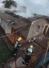 Notícia - Telhado de casa fica parcialmente destruído após incêndio em Criciúma