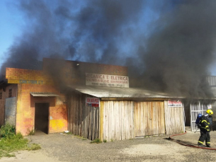 Notícia - Estabelecimento comercial pega fogo em Siderópolis