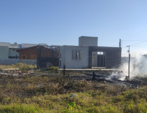 Notícia - Casa de madeira pega fogo em Balneário Gaivota