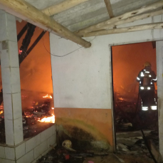 Notícia - Casa é atingida por incêndio em Içara