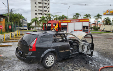 Notícia - Carro pega fogo em posto de combustível na Avenida Centenário