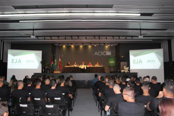 Notícia - Alunos recebem diploma da EJA e ensino profissionalizante