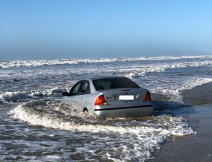 Notícia - No primeiro dia de feriadão, carro amanhece dentro do mar no Rincão (VÍDEO)