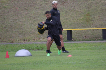 Notícia - Em treino tático, Tencati ensaia formação com três atacantes