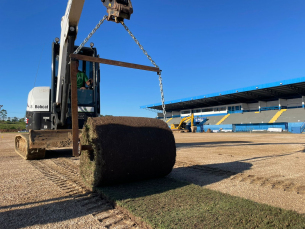 Notícia - Novo gramado começa a ser colocado no Estádio da Montanha 