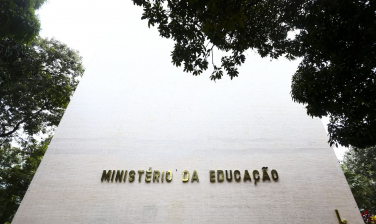 Notícia - MEC estuda retomar programa voltado para profissionais da educação