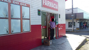 Notícia - Veja como ladrões entraram em farmácia na Santa Luzia (VÍDEO)