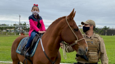 Notícia - Polícia Militar realiza sonho de menina criciumense