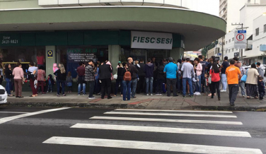 Notícia - Busca por vacinas contra meningite reúne centenas de pessoas no Sesi