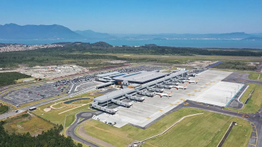 Notícia - Aeroporto de Florianópolis reabre após ficar 18 horas interditado