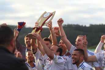 Notícia - Comercial ergue a taça de campeão do Campeonato de Futebol de Criciúma