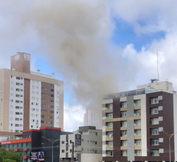 Notícia - Bombeiros controlam fogo em exaustor de restaurante