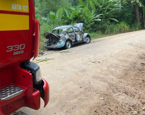 Notícia - Fusca é destruído por incêndio em Urussanga