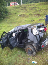 Notícia - Carro capota e condutor é levado ao hospital