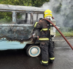 Notícia - Incêndio destrói Kombi em Balneário Rincão