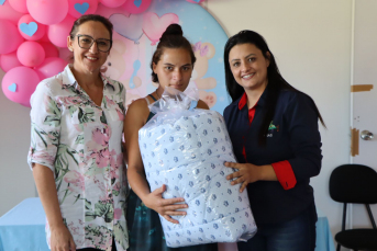 Notícia - Futuras mães recebem kit de enxoval em Forquilhinha