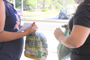 Notícia - Entrega dos kits de alimentação escolar continua em Criciúma