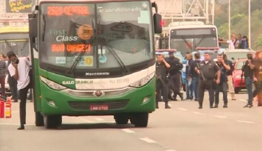 Notícia - Homem armado faz reféns em ônibus e acaba morto