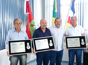 Notícia - SAMAE faz homenagem a quatro servidores históricos em Araranguá